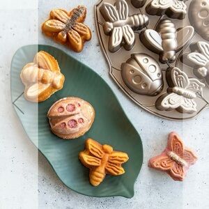 NORDIC WARE Backyard Bugs pan